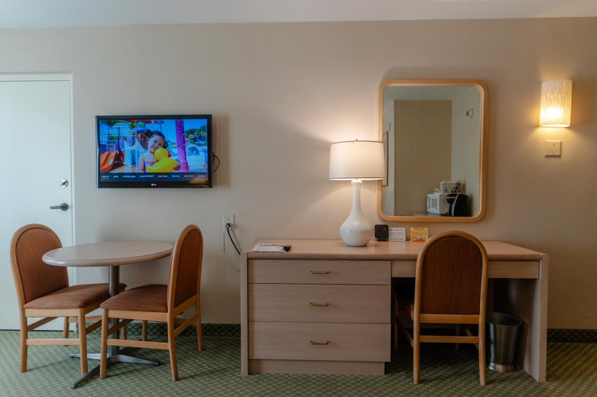 Howard Johnson by Wyndham Anaheim Hotel and Water Playground gallery photo in Anaheim, CA — image 95