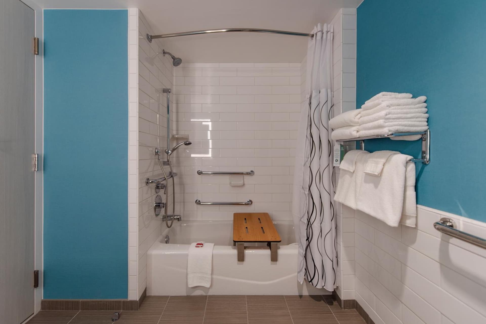 Howard Johnson by Wyndham Anaheim Hotel and Water Playground interior in Anaheim, CA — gallery photo 2