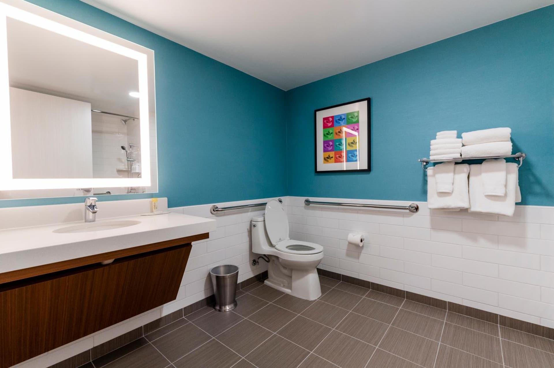 Howard Johnson by Wyndham Anaheim Hotel and Water Playground gallery photo in Anaheim, CA — image 12