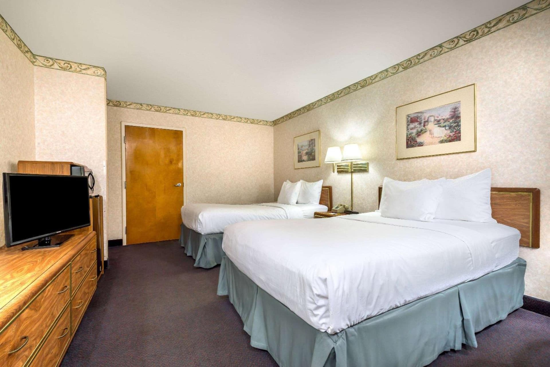Days Inn by Wyndham Vineland interior in Vineland, NJ — gallery photo 2