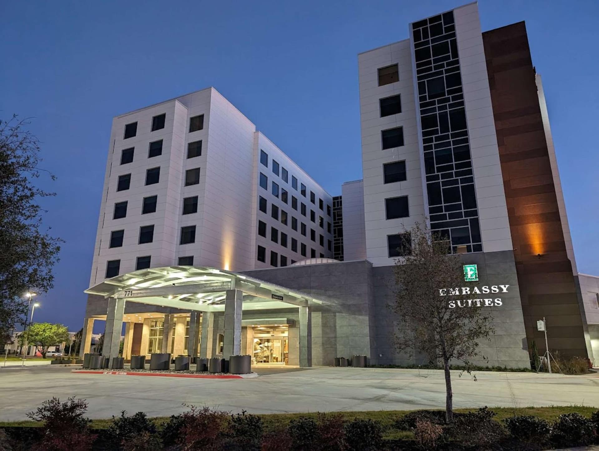 Embassy Suites By Hilton Irving Las Colinas interior in Irving, TX — gallery photo 2