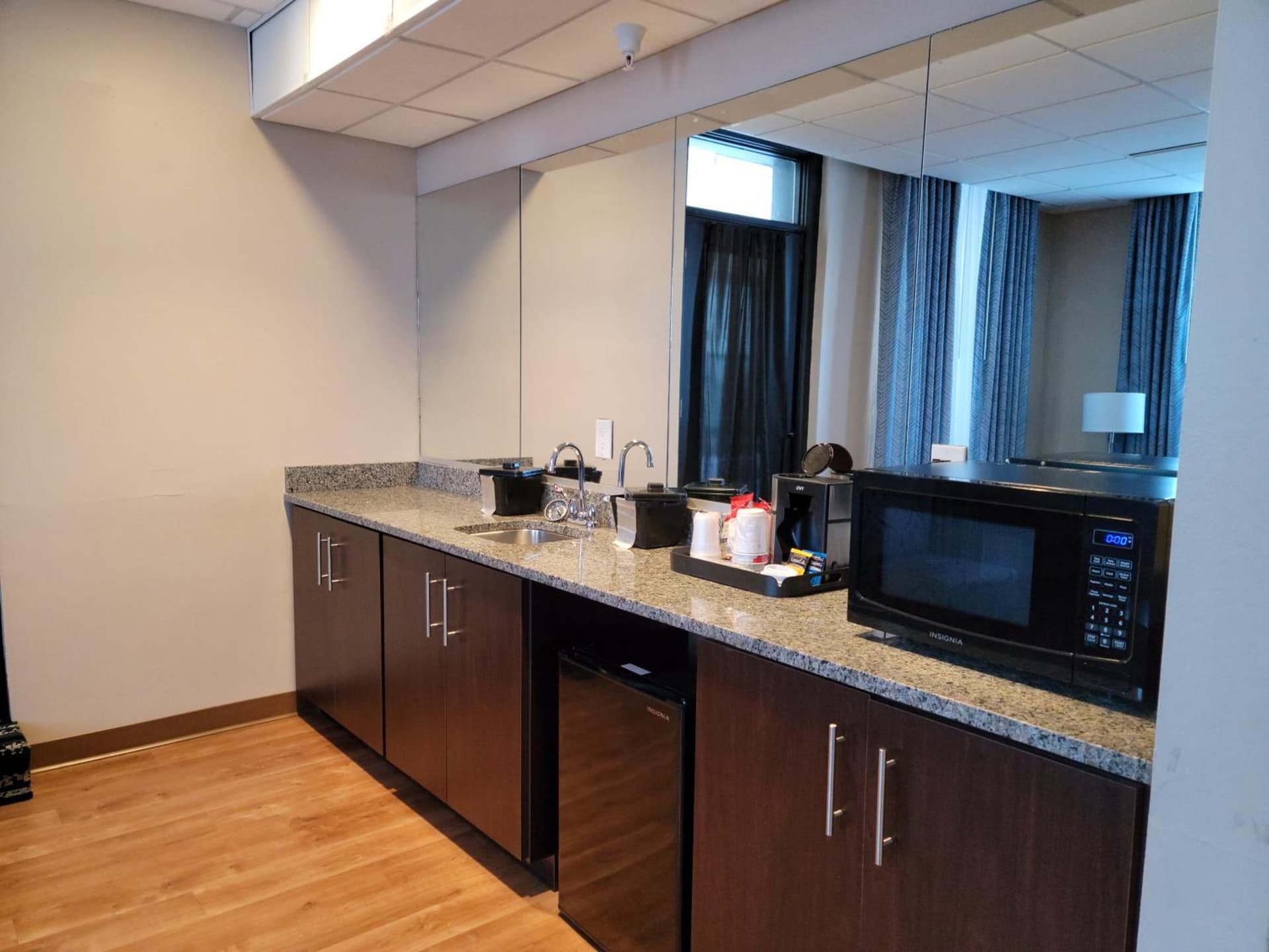 Ariel Broadway Hotel property views in Lorain, OH — gallery photo 3
