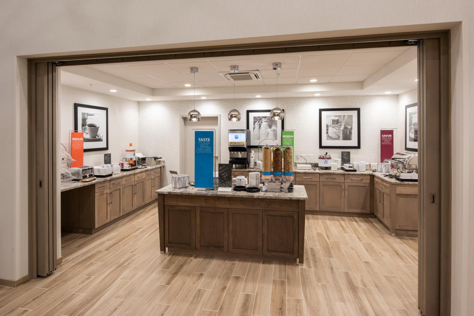 Hampton Inn & Suites Rocky Hill - Hartford South interior in Rocky Hill — gallery photo 2