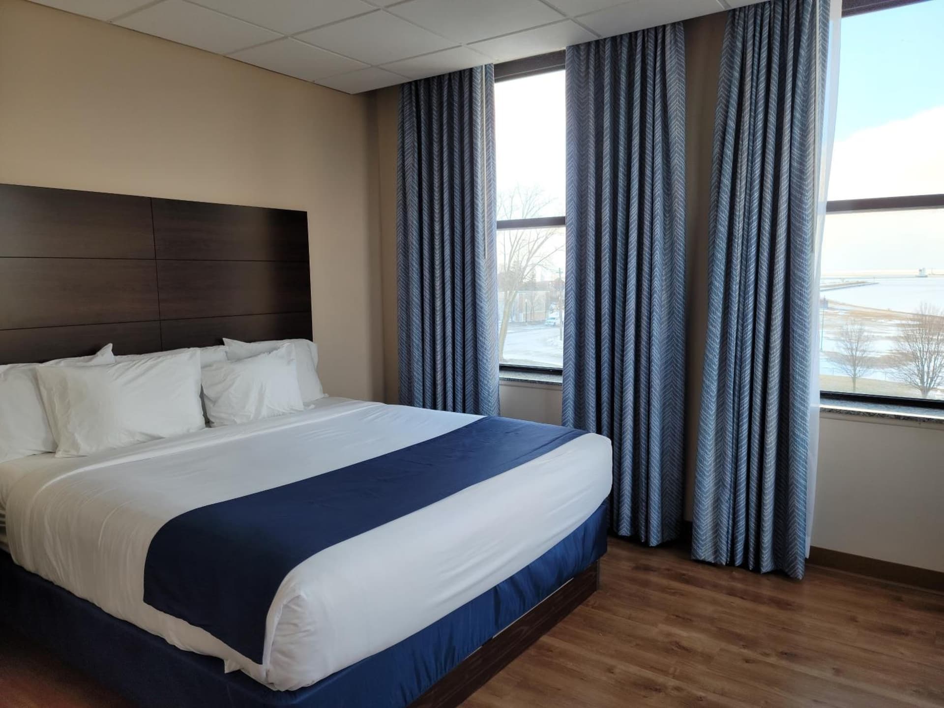 Ariel Broadway Hotel interior in Lorain, OH — gallery photo 2