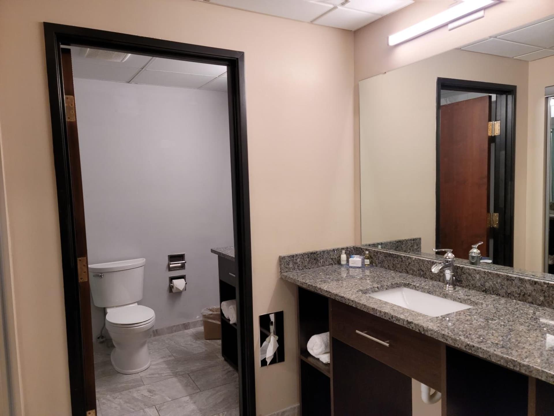 Ariel Broadway Hotel gallery photo in Lorain, OH — image 11