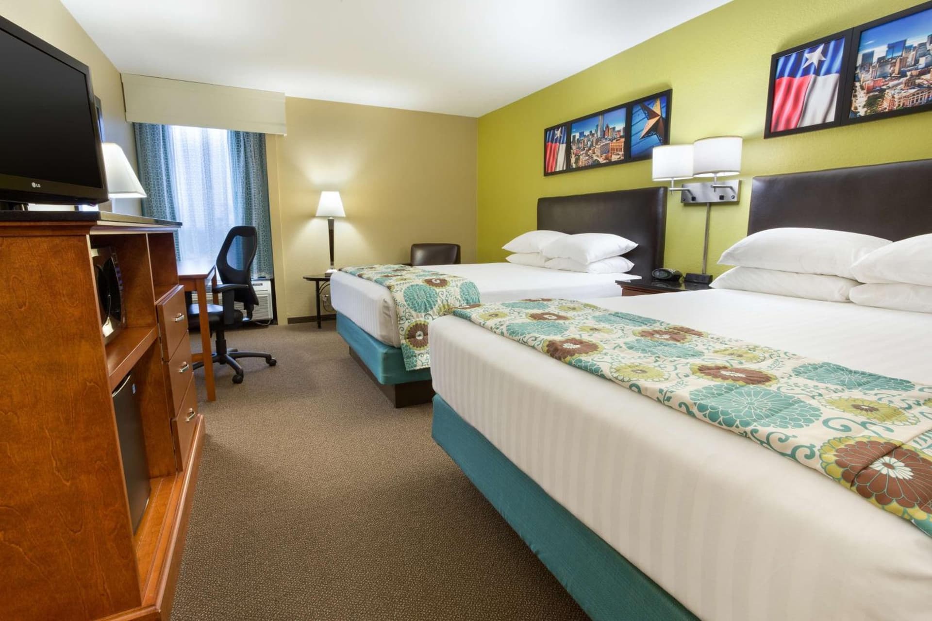 Heritage Inn & Suites The Woodlands, Trademark by Wyndham gallery photo in The Woodlands, TX — image 5