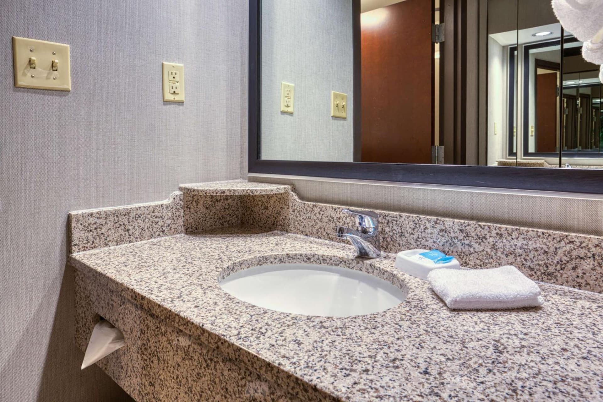 Drury Inn & Suites St. Louis Airport gallery photo in Edmundson, MO — image 28