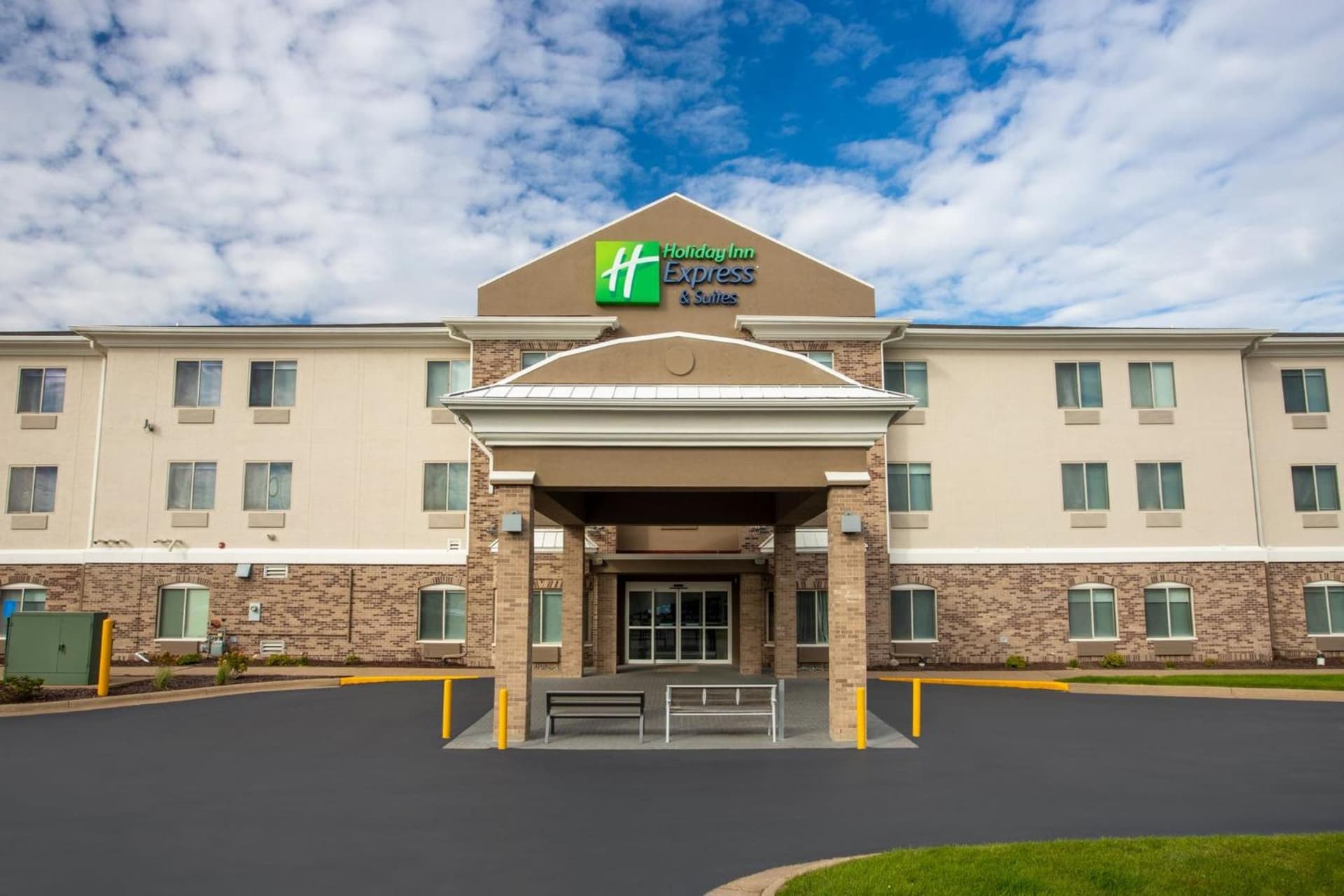 Holiday Inn Express & Suites Clinton by IHG featured exterior or lobby in Clinton, IA — similar hotel