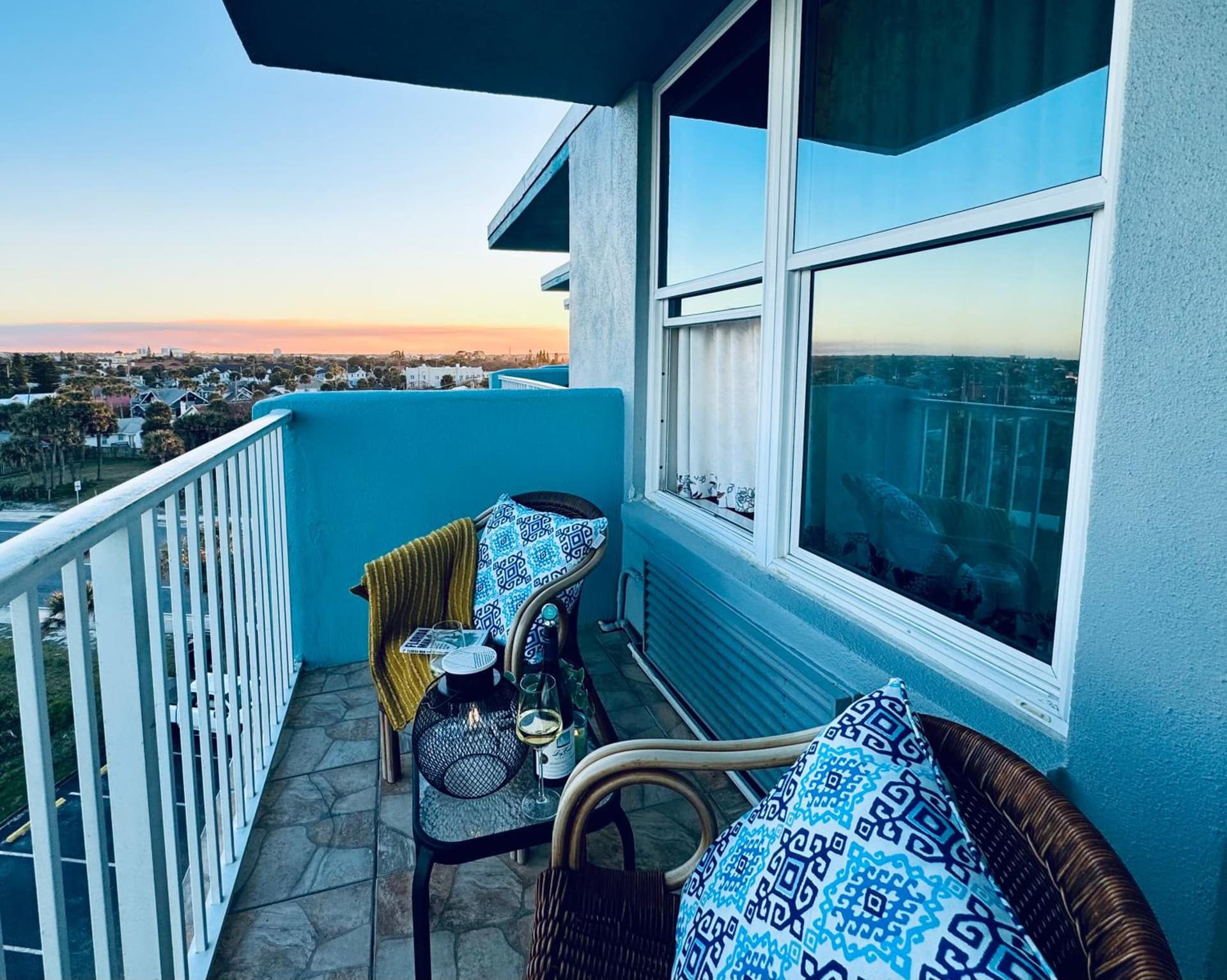 Luxury Beachfront Studio - Private Balcony with Ocean View - Heated Pool - Hot Tub - Tiki Bar - Sauna interior in Daytona Beach, FL — gallery photo 2