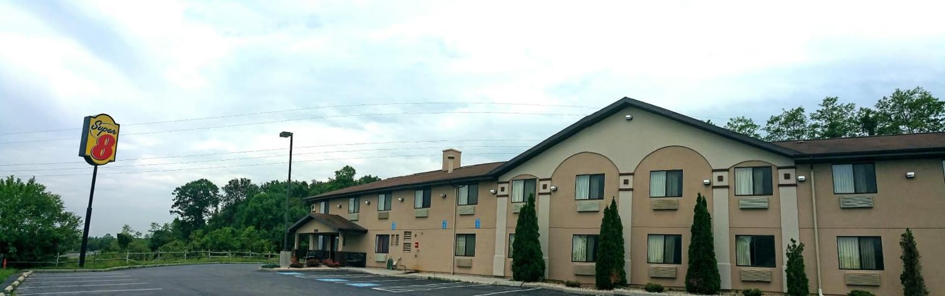 Super 8 by Wyndham Thurmont interior in Thurmont, MD — gallery photo 2