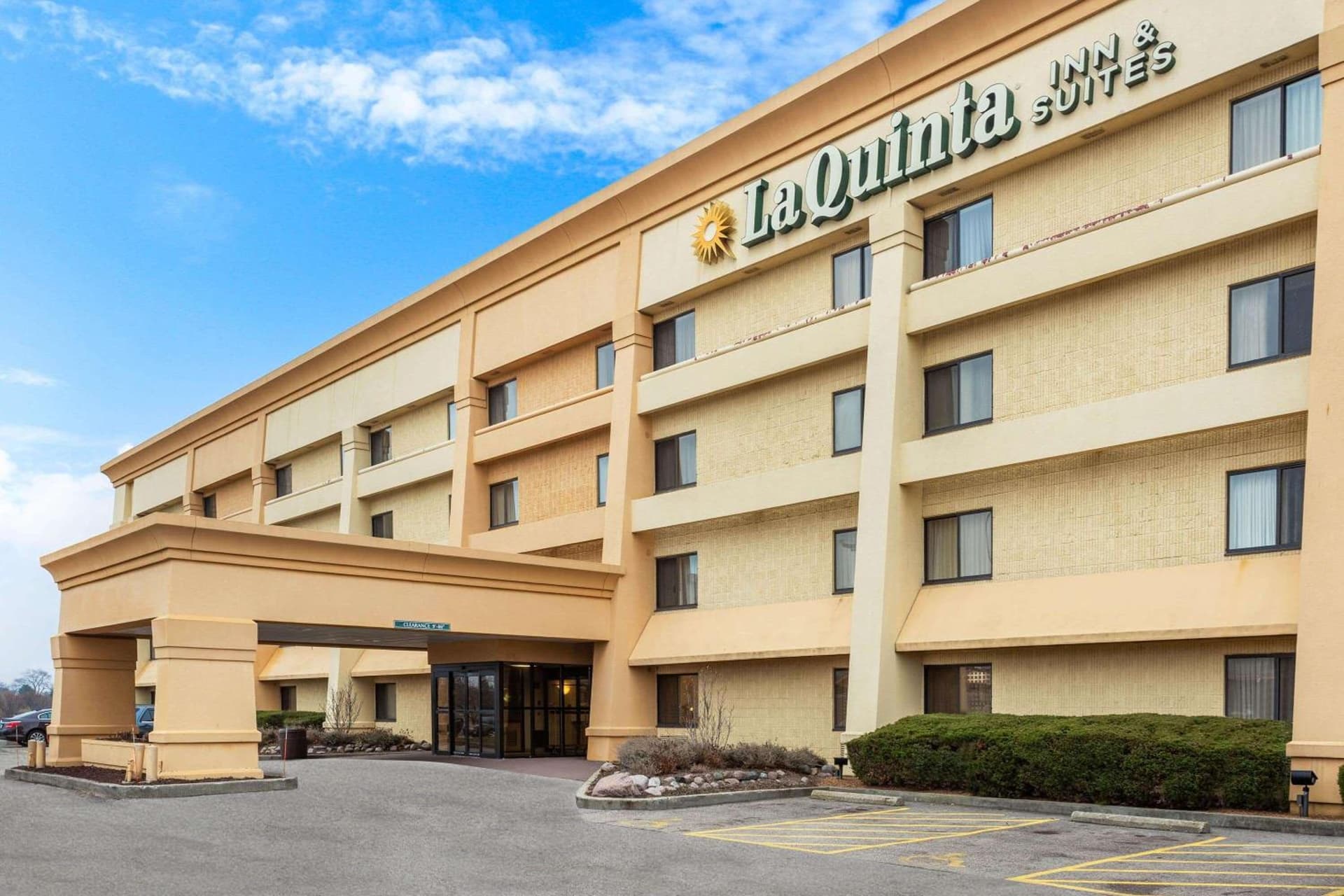 La Quinta by Wyndham Chicago Gurnee interior in Gurnee, IL — gallery photo 2