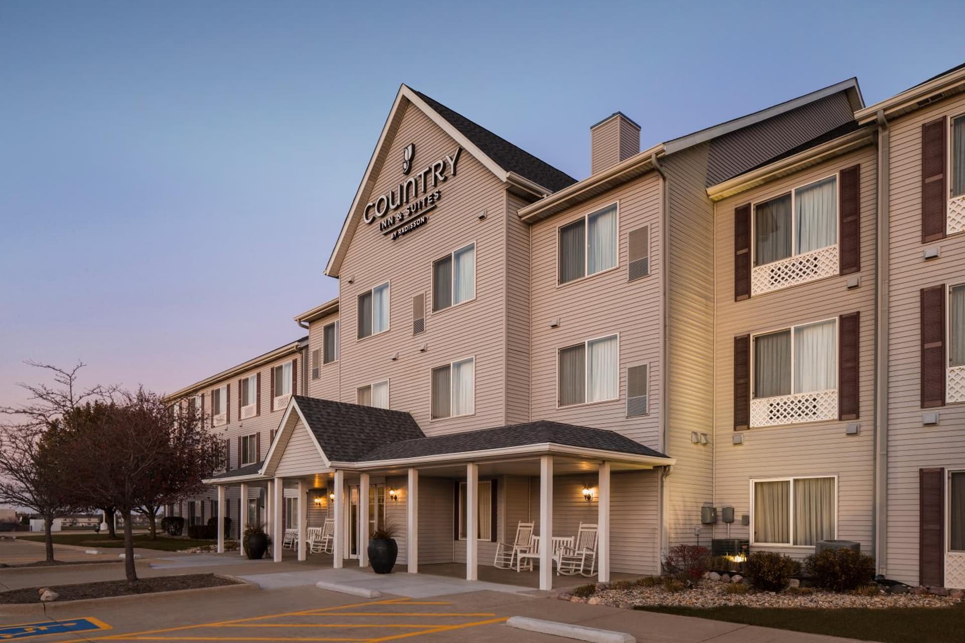 Country Inn & Suites by Radisson, Bloomington-Normal Airport, IL featured exterior or lobby in Bloomington, IL — similar hotel