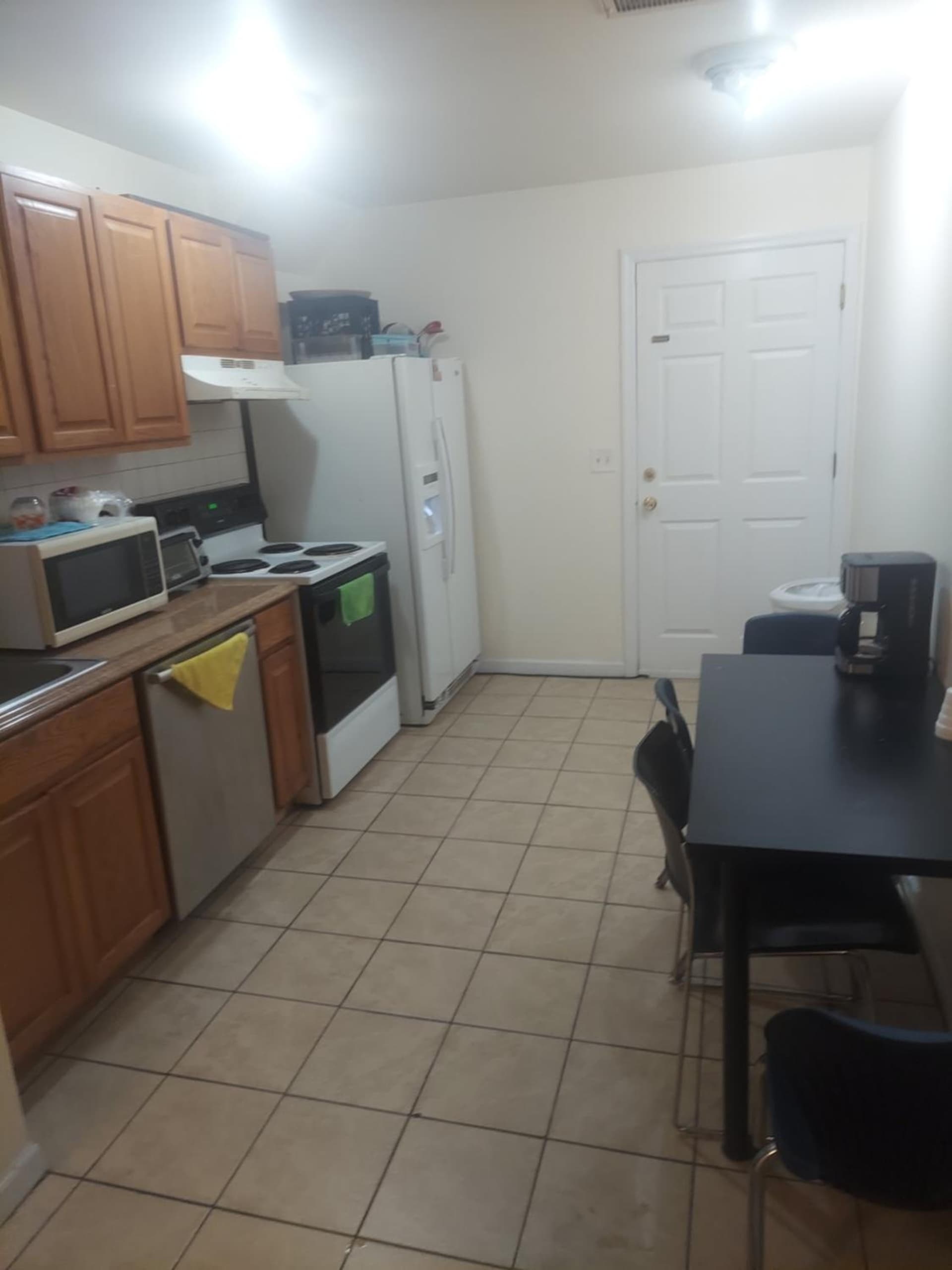 Deluxe Room A 12 minutes to Ewr interior in Newark, NJ — gallery photo 2