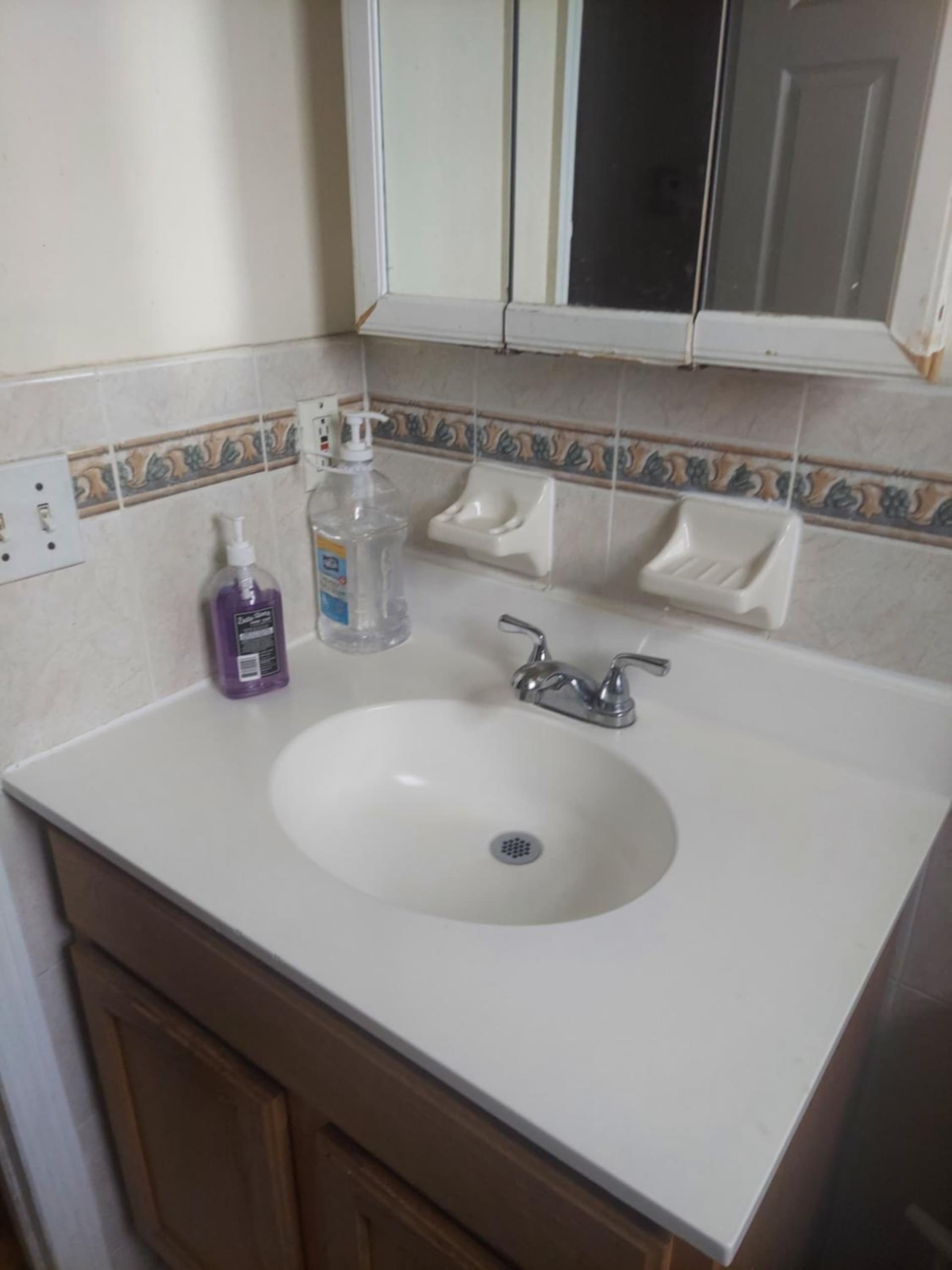 Deluxe Room A 12 minutes to Ewr property views in Newark, NJ — gallery photo 3