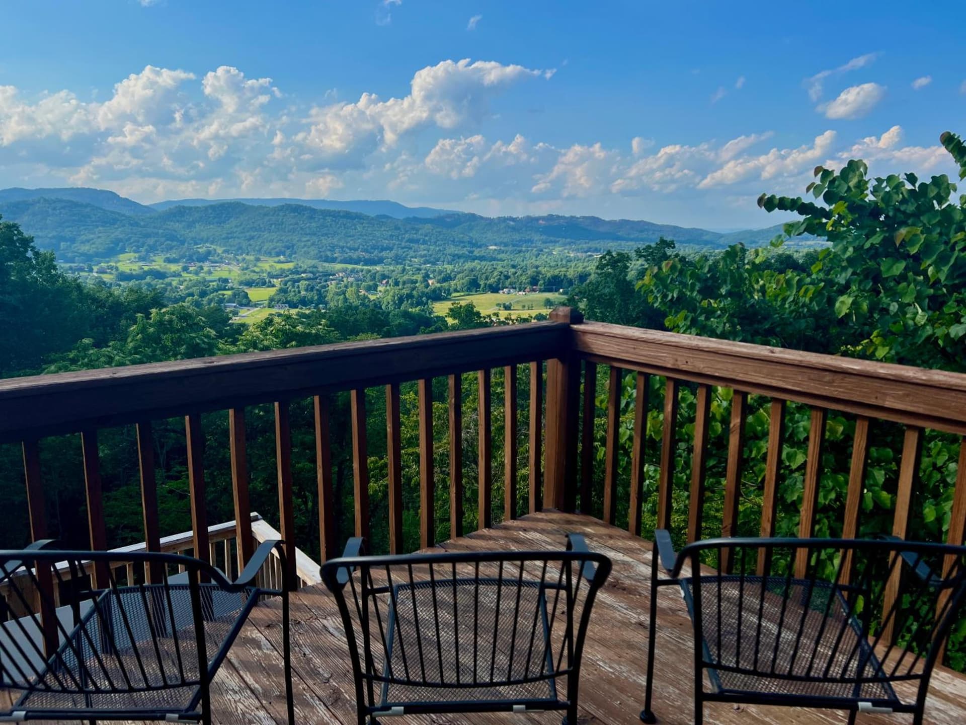 Little Greenbriar Lodge property views in Sevierville, TN — gallery photo 3
