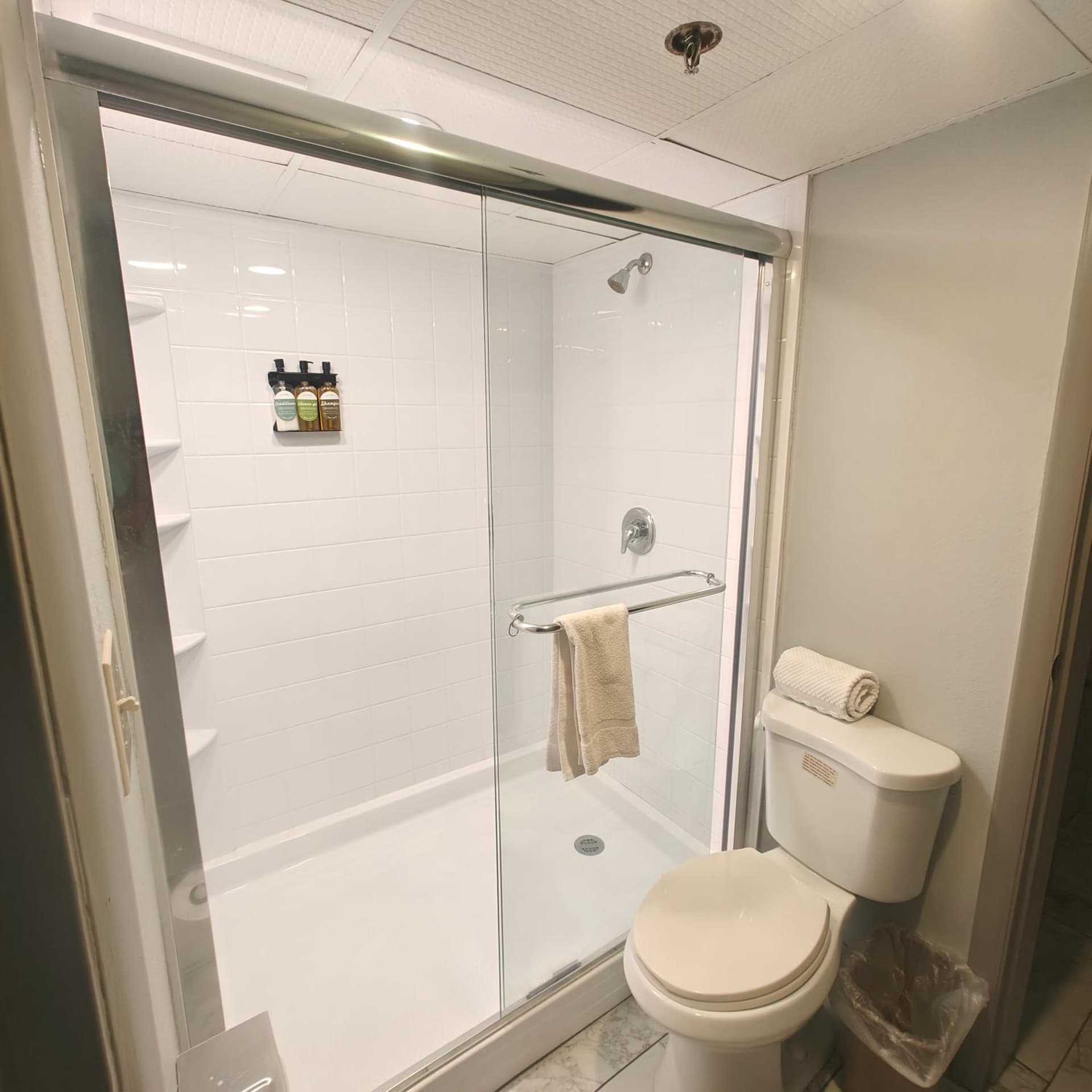 Mountain Vista Inn & Suites - Walking Distance to the Island interior in Pigeon Forge, TN — gallery photo 2