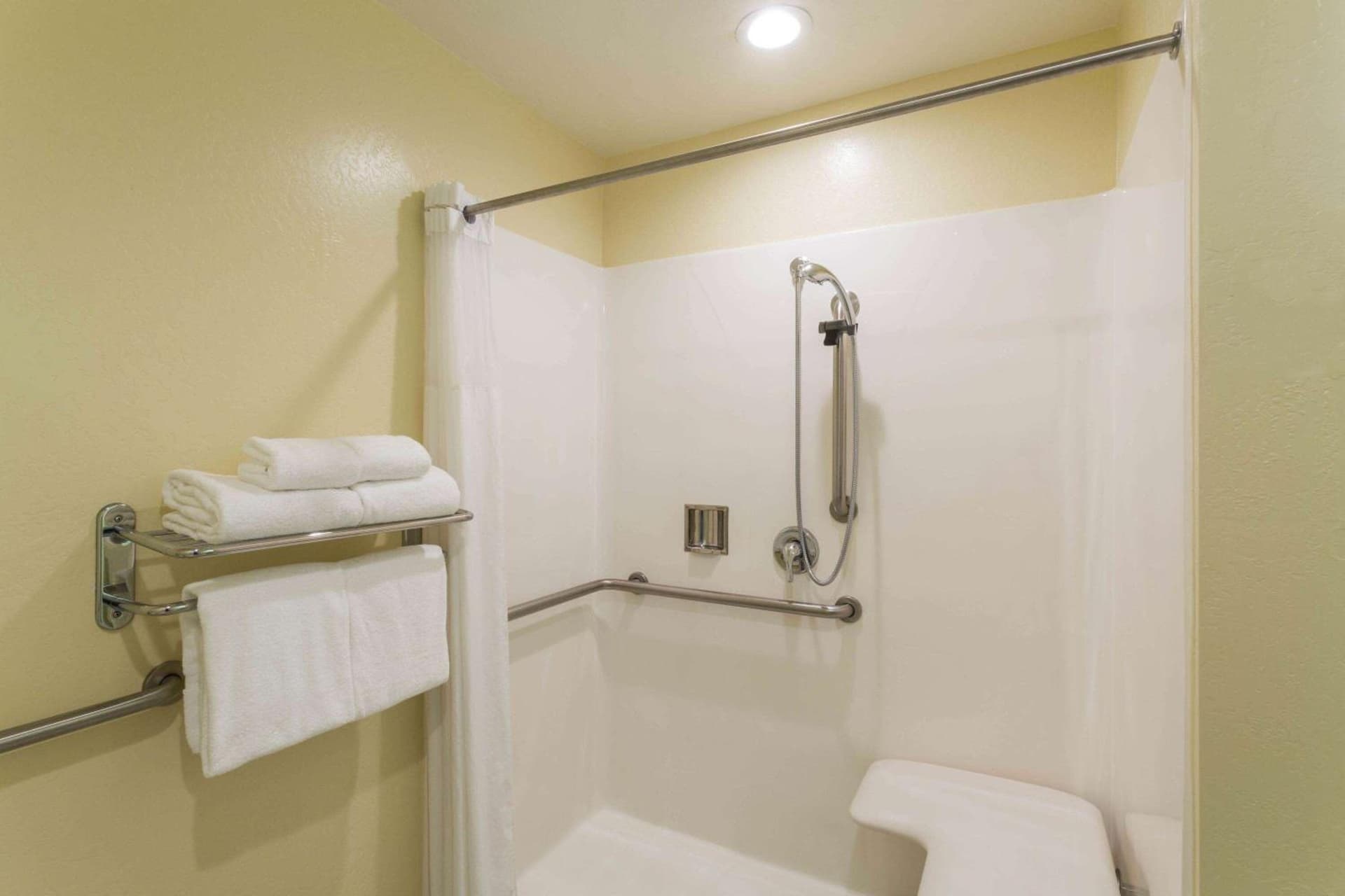 Days Inn & Suites by Wyndham East Flagstaff property views in Flagstaff, AZ — gallery photo 3