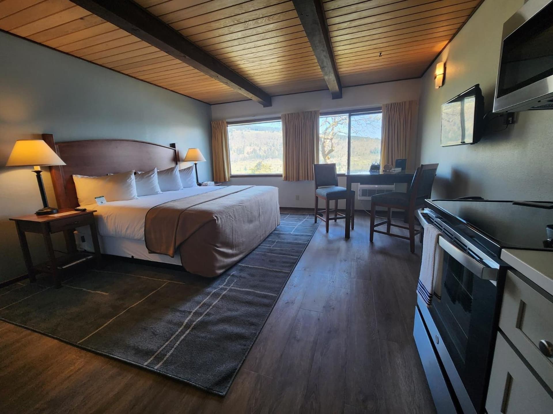 Westcliff Lodge property views in Hood River, OR — gallery photo 3