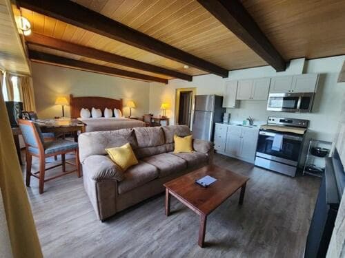 Westcliff Lodge interior in Hood River, OR — gallery photo 2