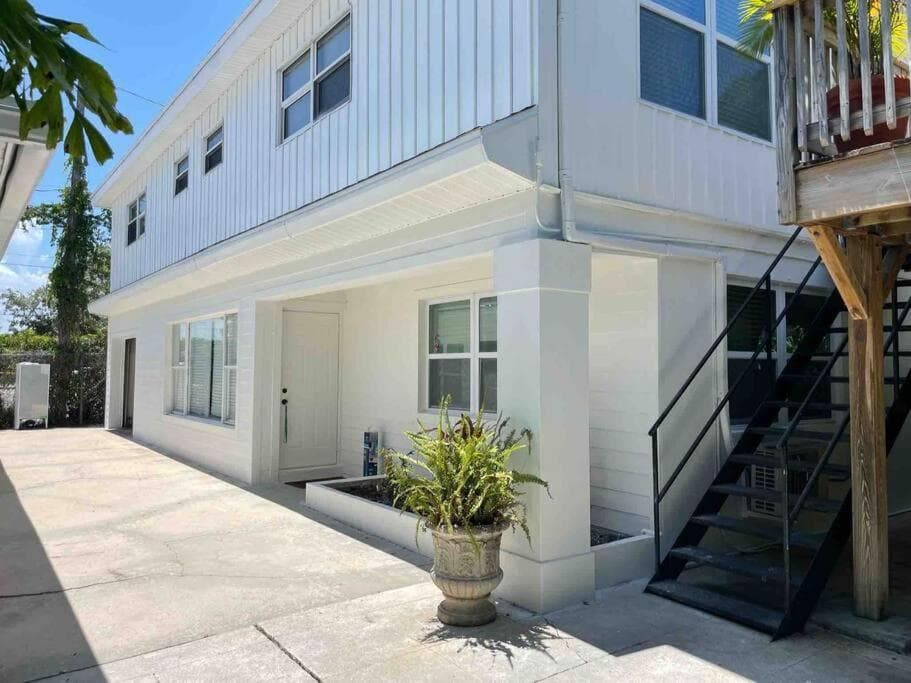 New Studio Apartment w Kitchen - A featured exterior or lobby in West Palm Beach, FL — similar hotel
