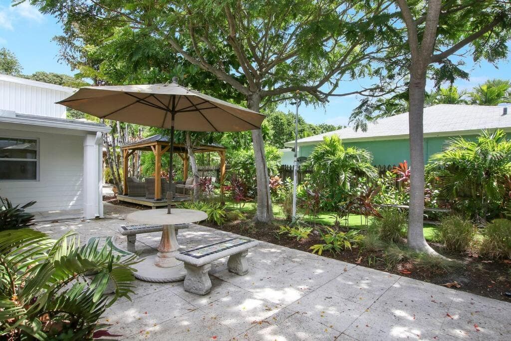 Lovely 1 Bedroom - Walk to Waterfront interior in West Palm Beach, FL — gallery photo 2