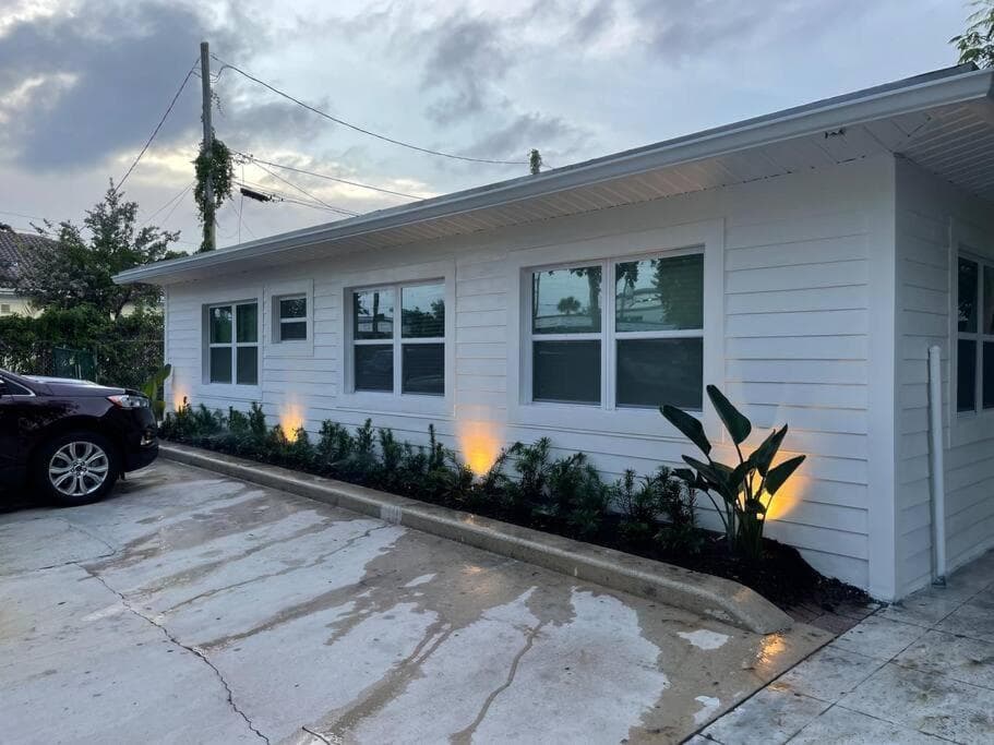 Lovely 1 Bedroom - Walk to Waterfront featured exterior or lobby in West Palm Beach, FL — similar hotel