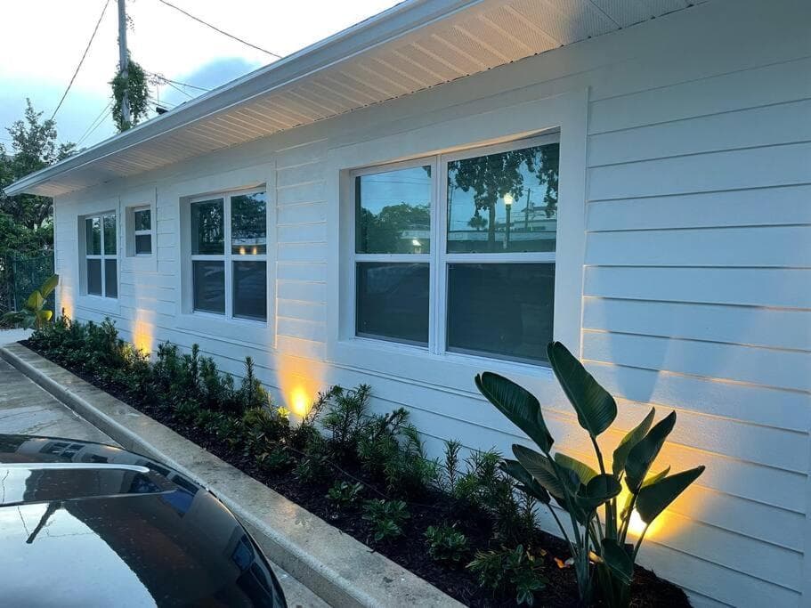 Renovated Downtown Apartment - B featured exterior or lobby in West Palm Beach, FL — similar hotel