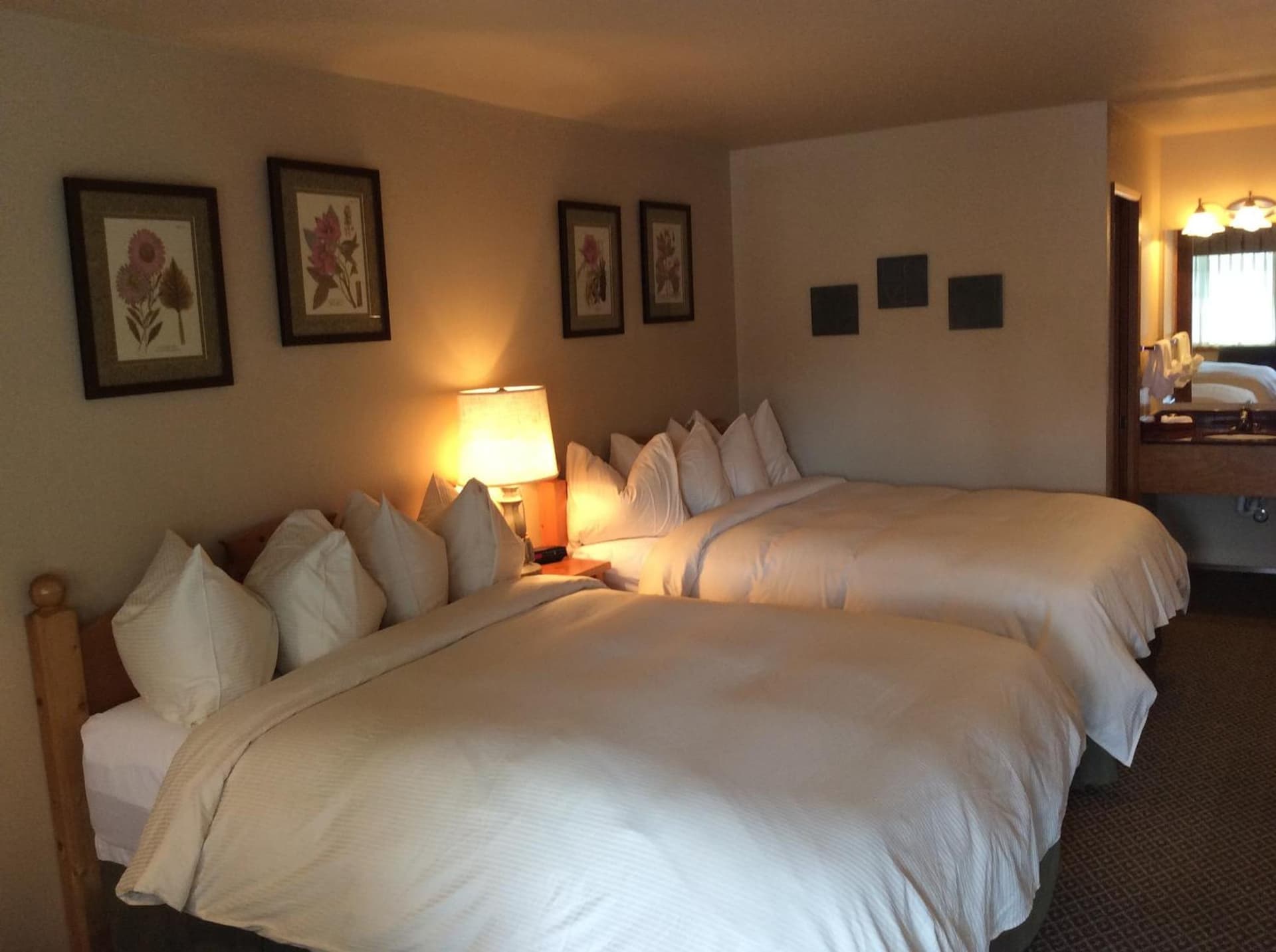 Linderhof Inn interior in Leavenworth, WA — gallery photo 2