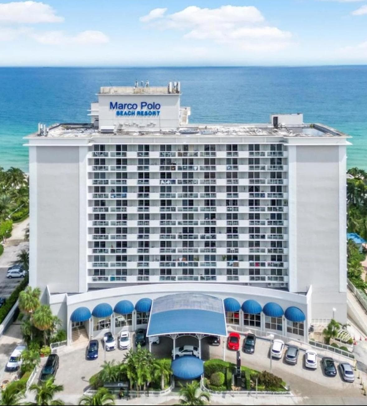 Beach Front Building Studio with Balcony Kitchen Pool Gym direct Beach Access in Sunny Isles Beach Miami — hotel in Sunny Isles Beach, Florida