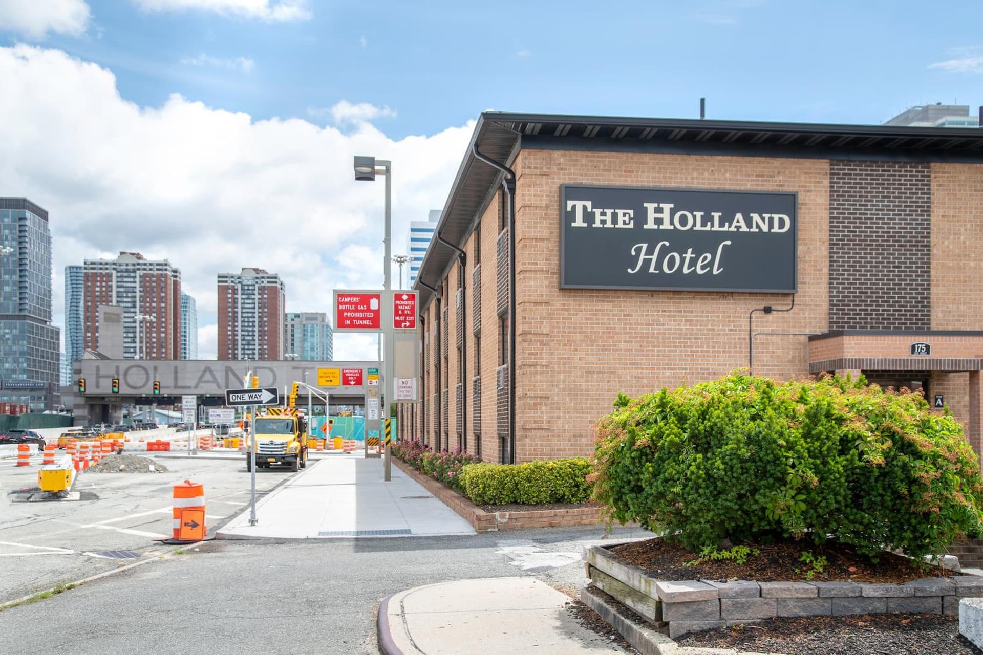 Holland Hotel Free Parking Jersey City gallery photo in Jersey City, NJ — image 4