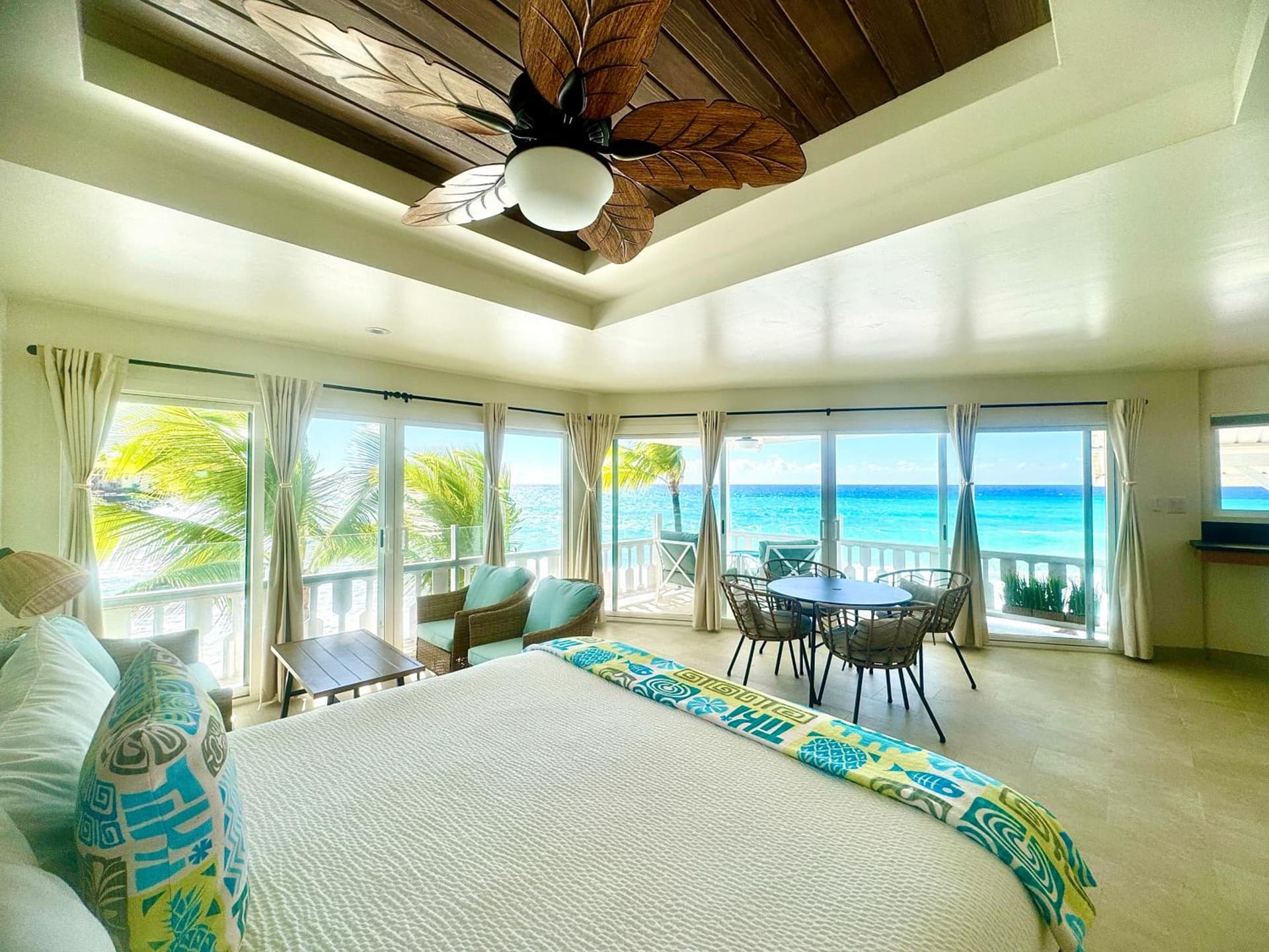Kona Tiki Hotel - No Resort Fees interior in Kailua-Kona, HI — gallery photo 2