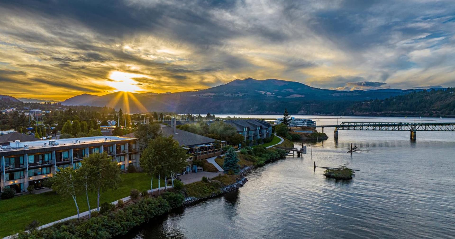 Best Western Plus Hood River Inn property views in Hood River, OR — gallery photo 3