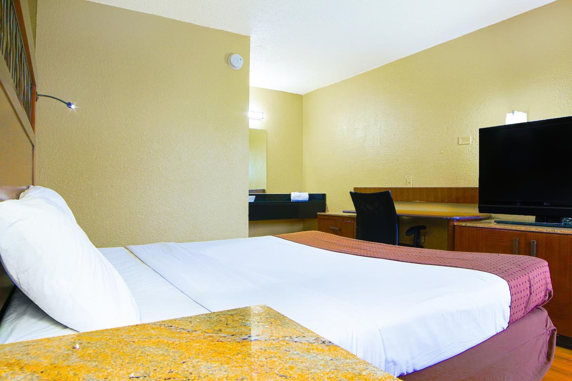 OYO Hotel Mobile, AL I-65 at Airport Blvd gallery photo in Mobile, AL — image 37