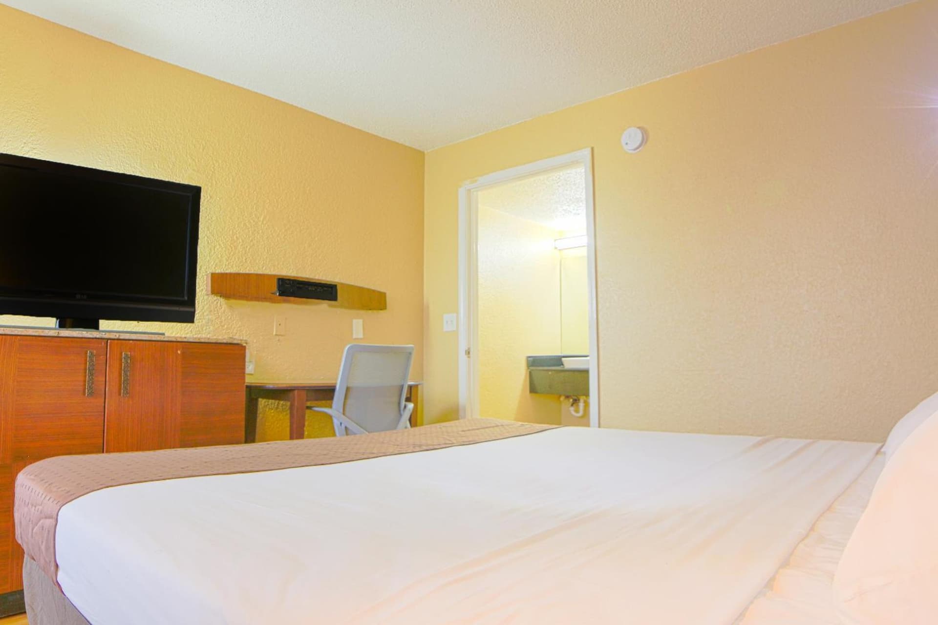 OYO Hotel Mobile, AL I-65 at Airport Blvd gallery photo in Mobile, AL — image 31
