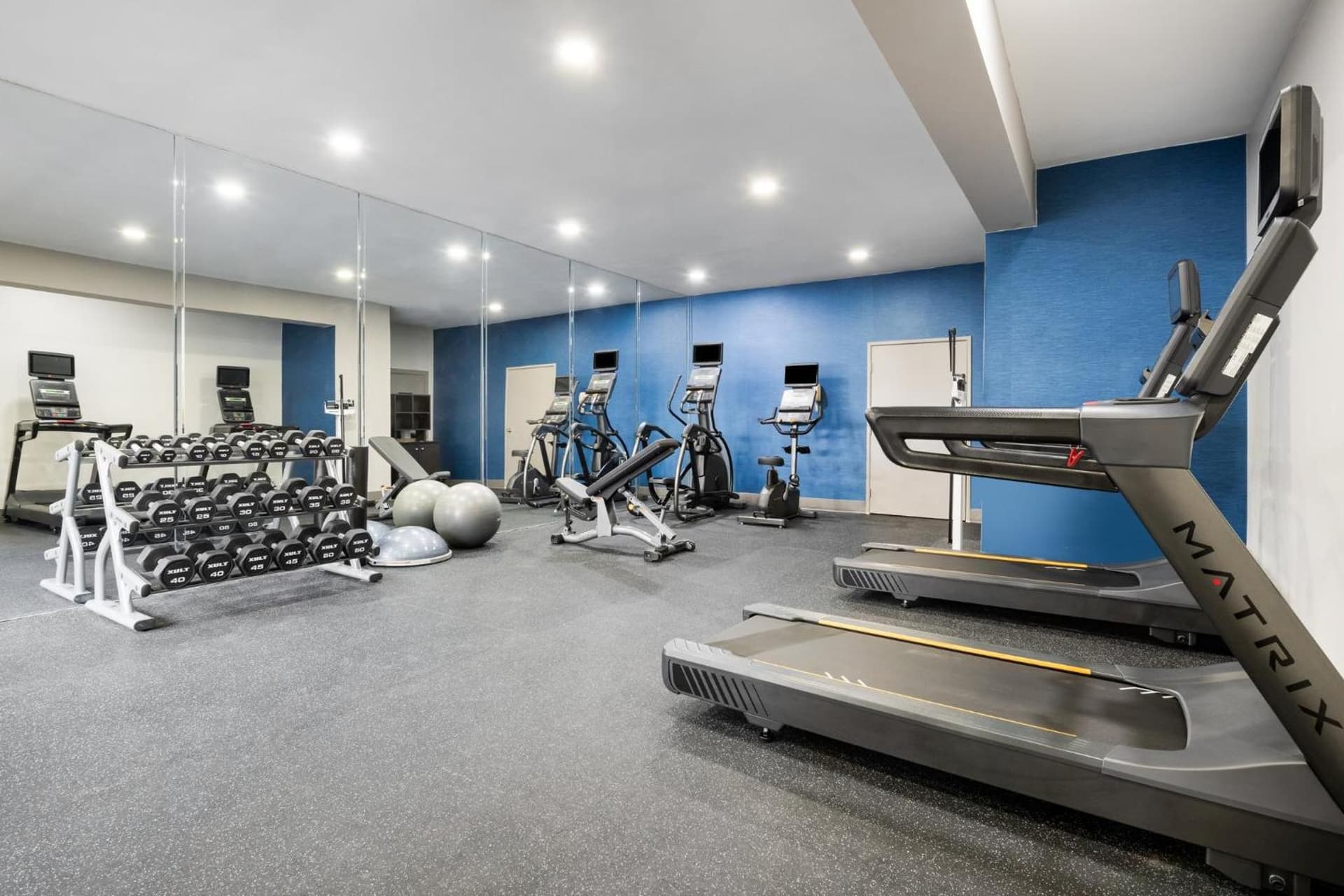 Holiday Inn Express Simi Valley by IHG interior in Simi Valley, CA — gallery photo 2
