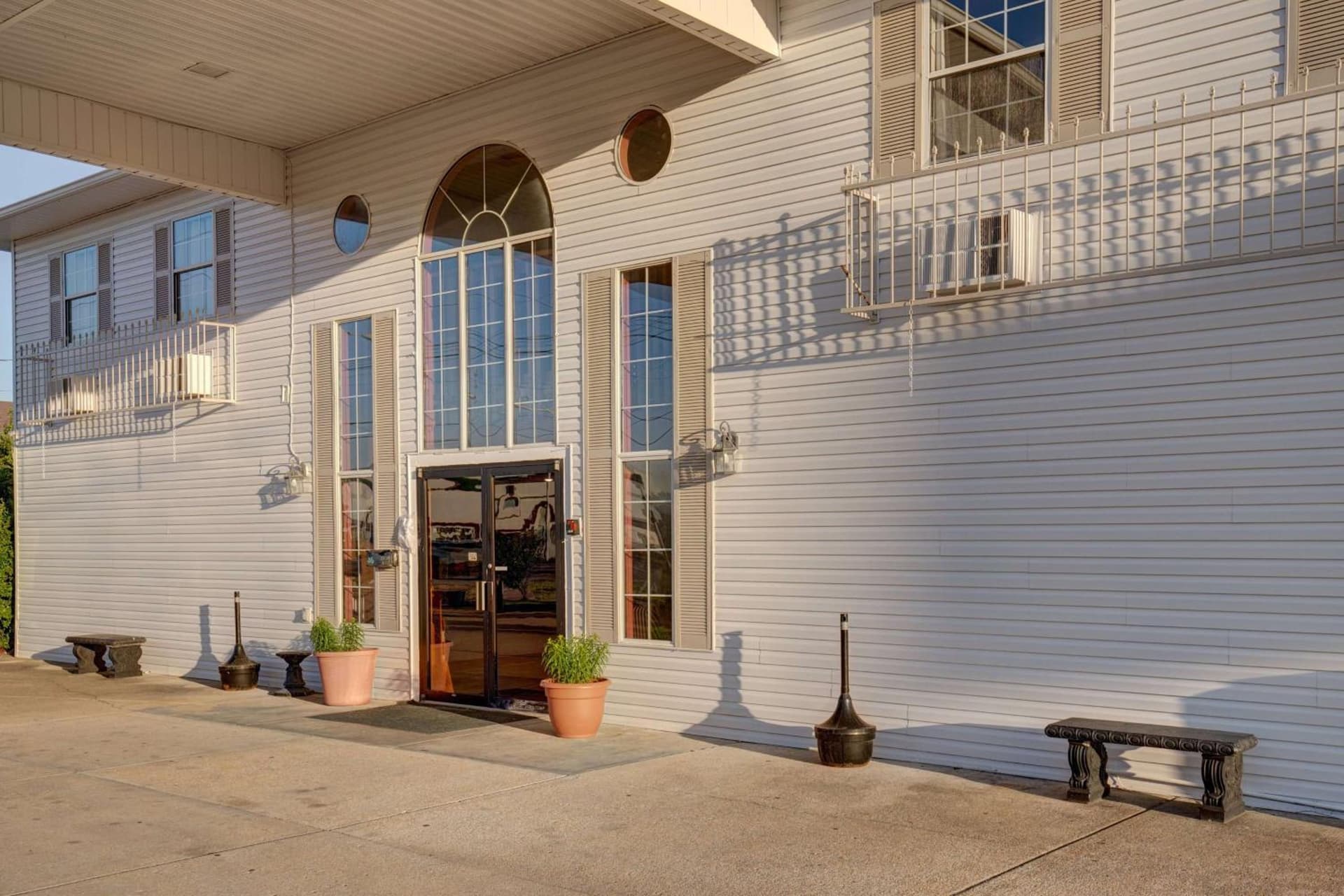 Howard Johnson by Wyndham Branson Theatre District featured exterior or lobby in Branson, MO — similar hotel