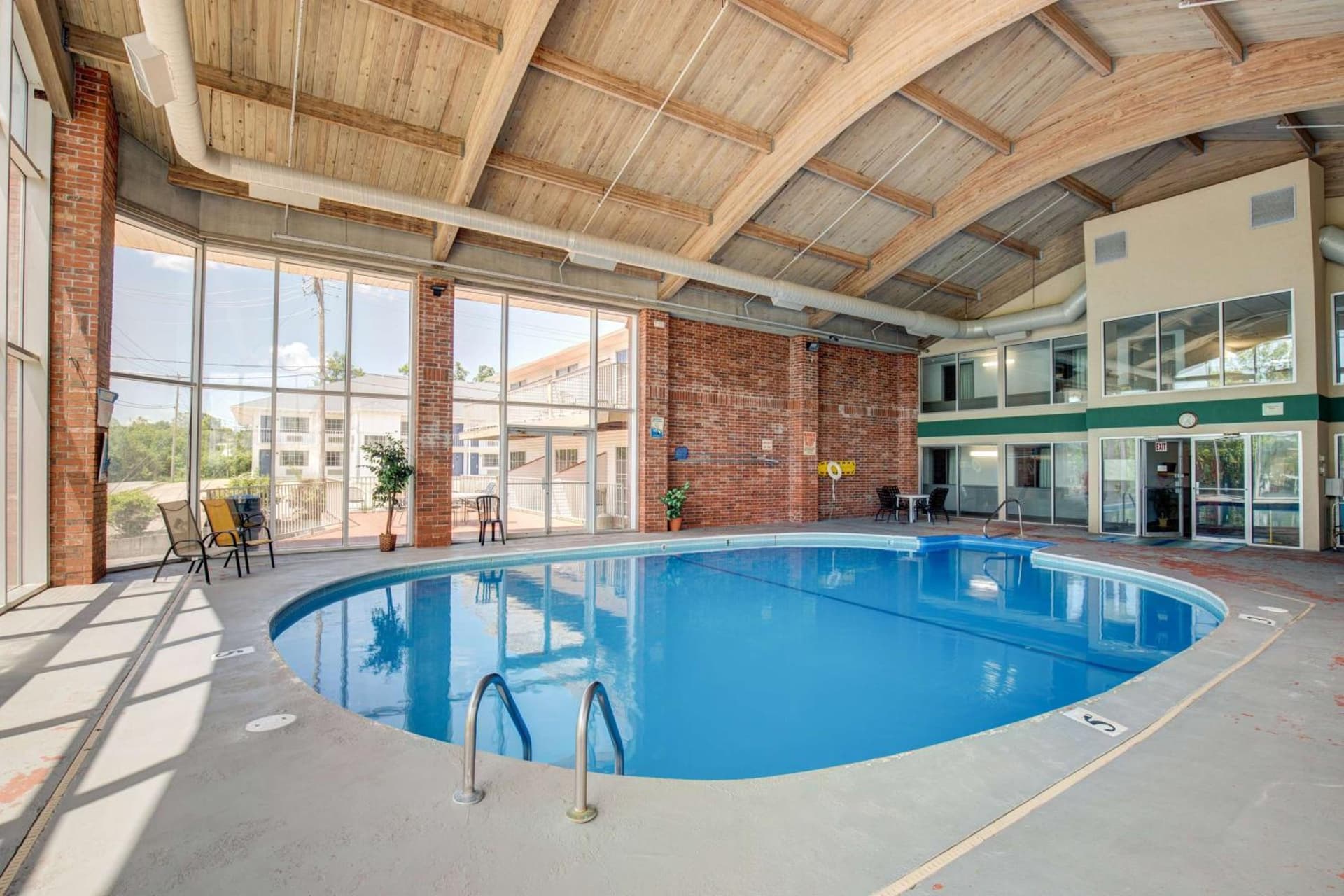 Howard Johnson by Wyndham Branson Theatre District interior in Branson, MO — gallery photo 2