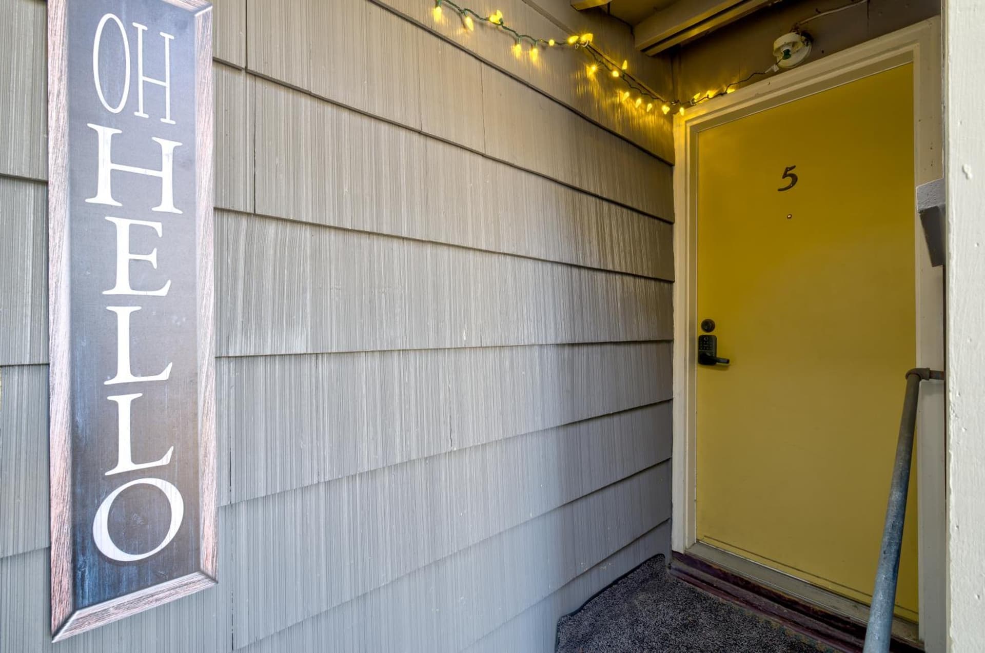 Akari Bungalow #5 interior in Long Beach, WA — gallery photo 2