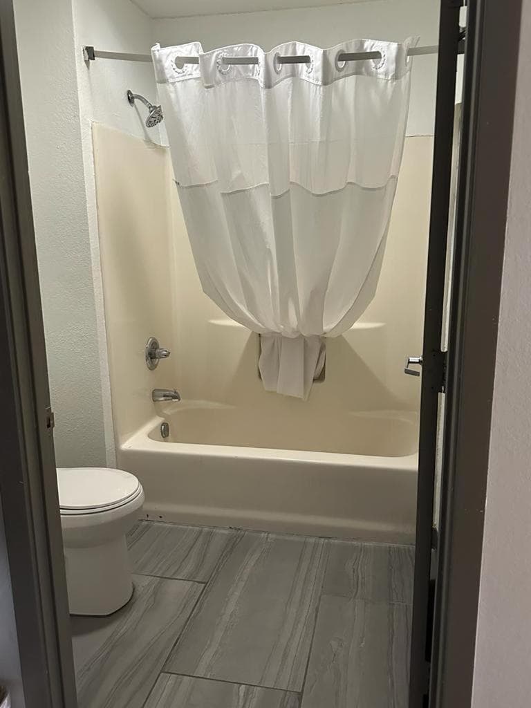 Quality Inn & Suites Decatur Priceville I-65 interior in Decatur, AL — gallery photo 2