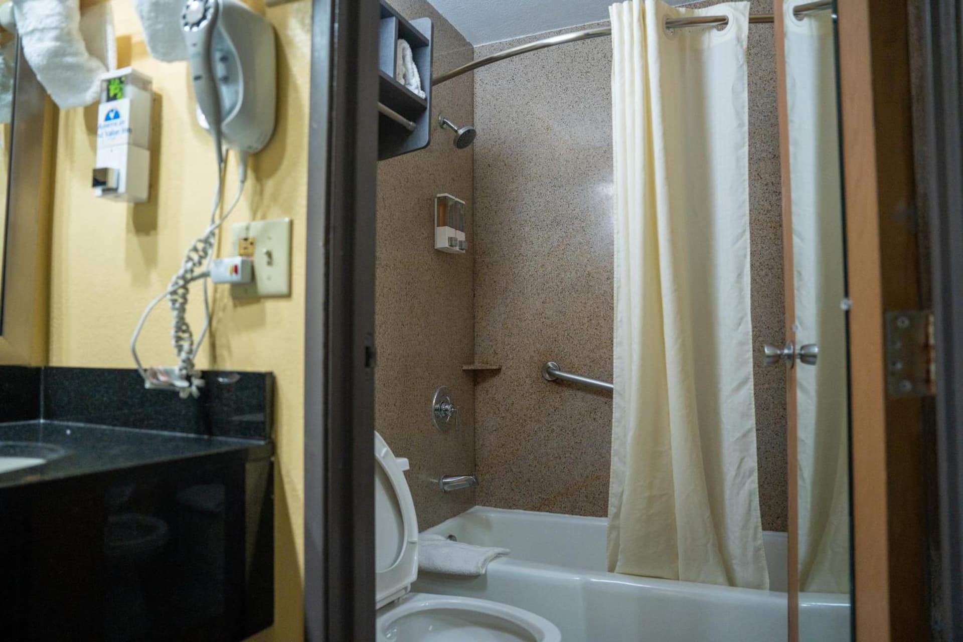 Americas Best Value Inn Fort Myers gallery photo in Fort Myers, FL — image 9