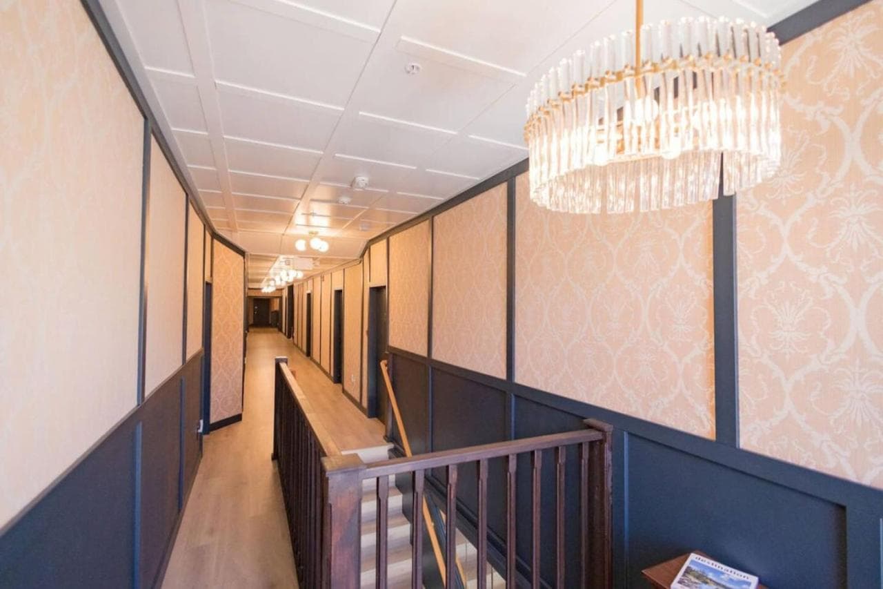 Speakeasy Suites Sleeps 18 property views in Nevada City, CA — gallery photo 3