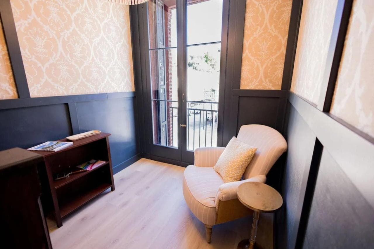 Speakeasy Suites Sleeps 18 interior in Nevada City, CA — gallery photo 2