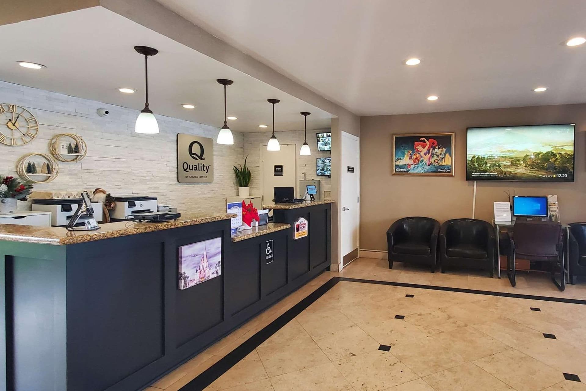 Quality Inn & Suites Anaheim at the Park interior in Anaheim, CA — gallery photo 2