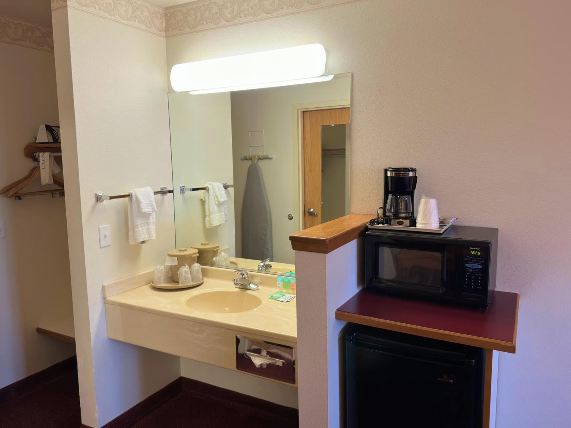 Peppermill Empress Inn gallery photo in Centralia, WA — image 56