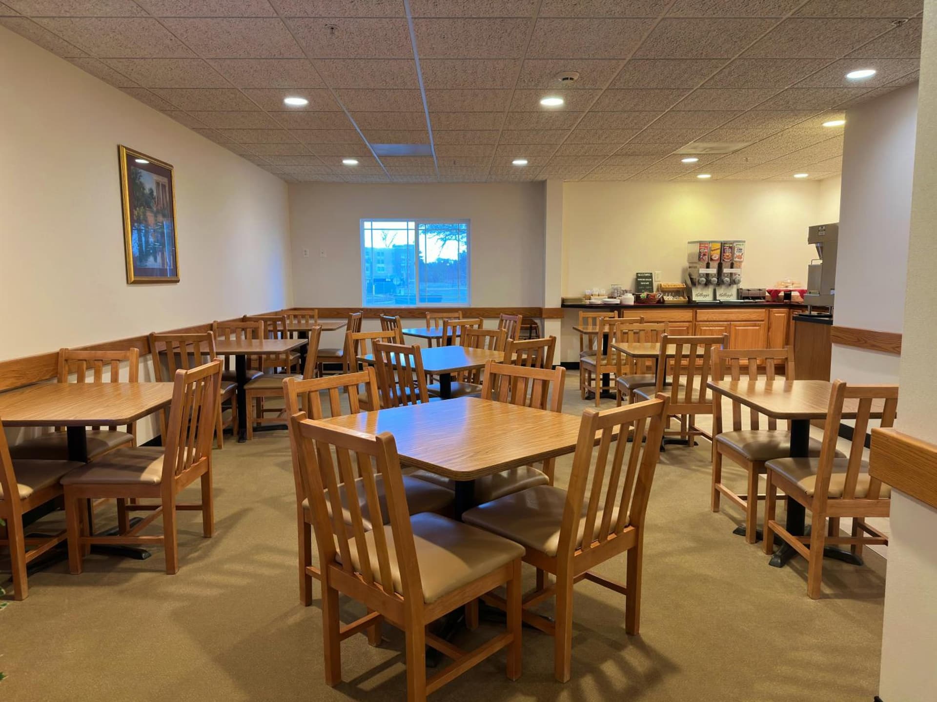 Peppermill Empress Inn interior in Centralia, WA — gallery photo 2
