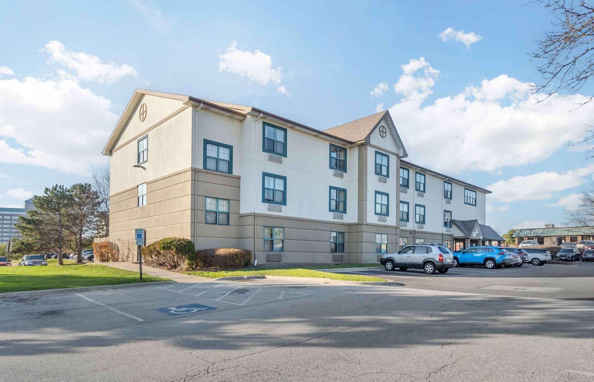 Extended Stay America Select Suites - Chicago - Downers Grove interior in Downers Grove, IL — gallery photo 2