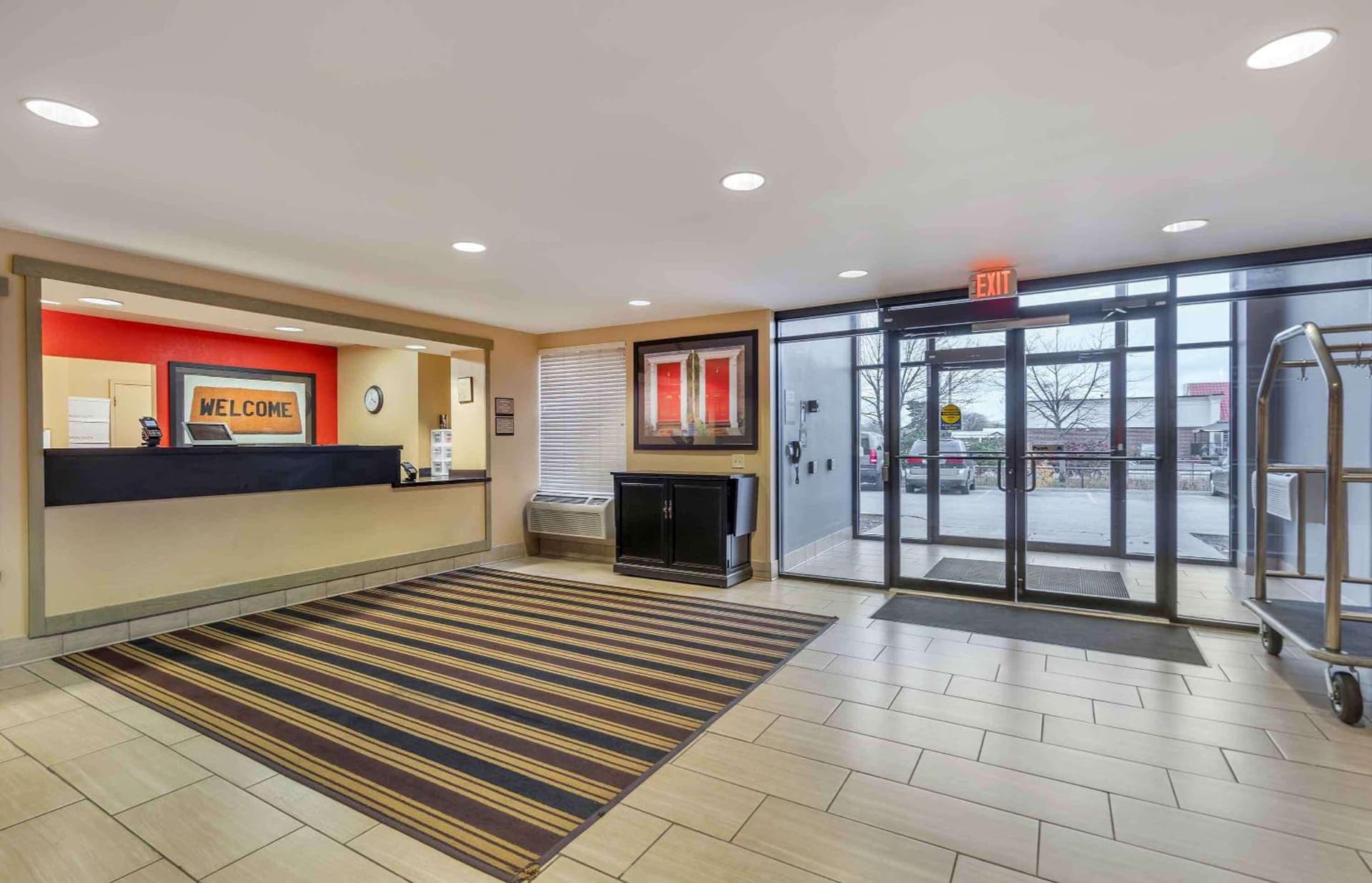 Extended Stay America Suites - Chicago - Lombard - Yorktown Center interior in Lombard, IL — gallery photo 2