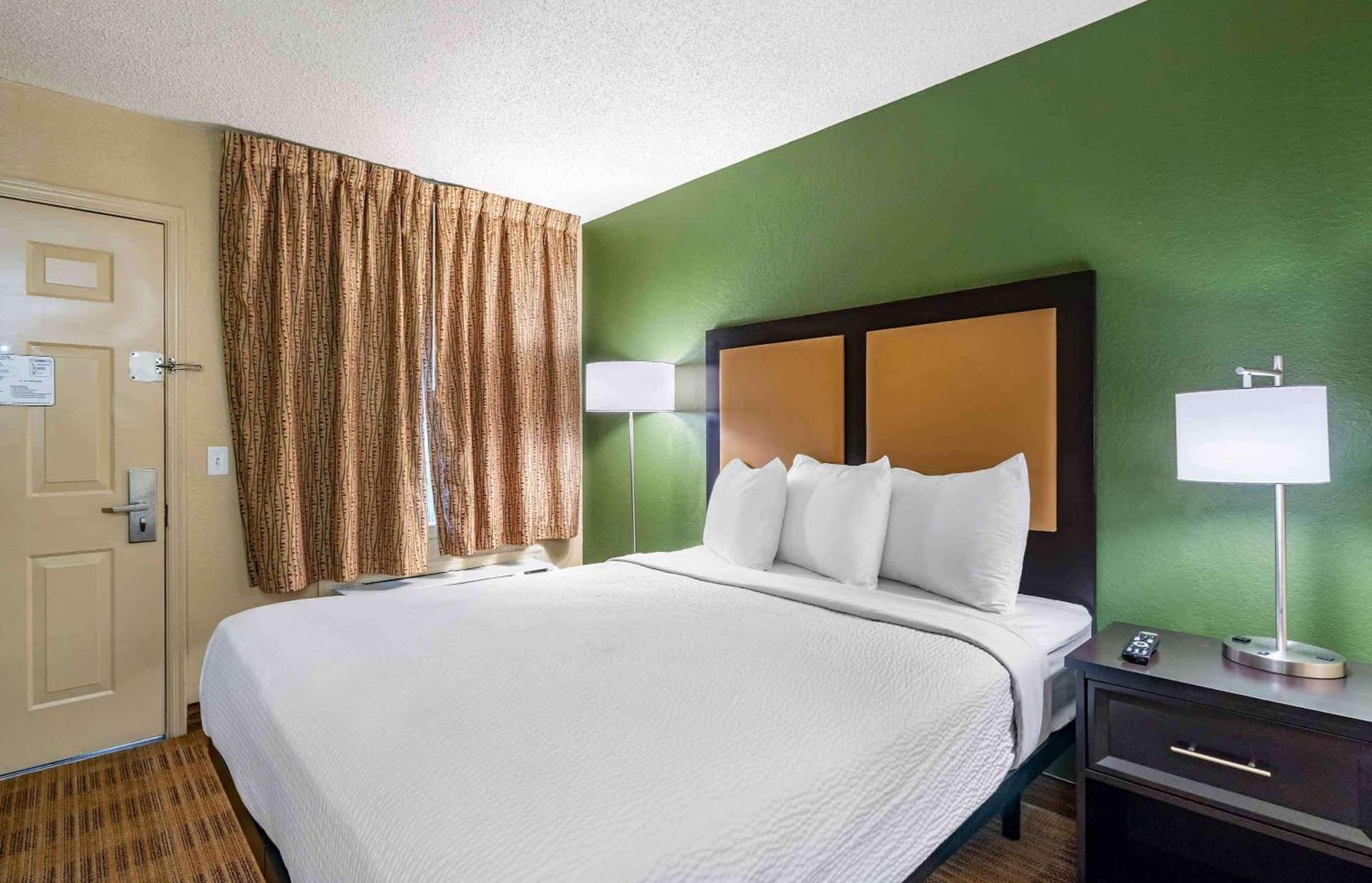 Extended Stay America Select Suites - Tampa - Brandon interior in Brandon, FL — gallery photo 2