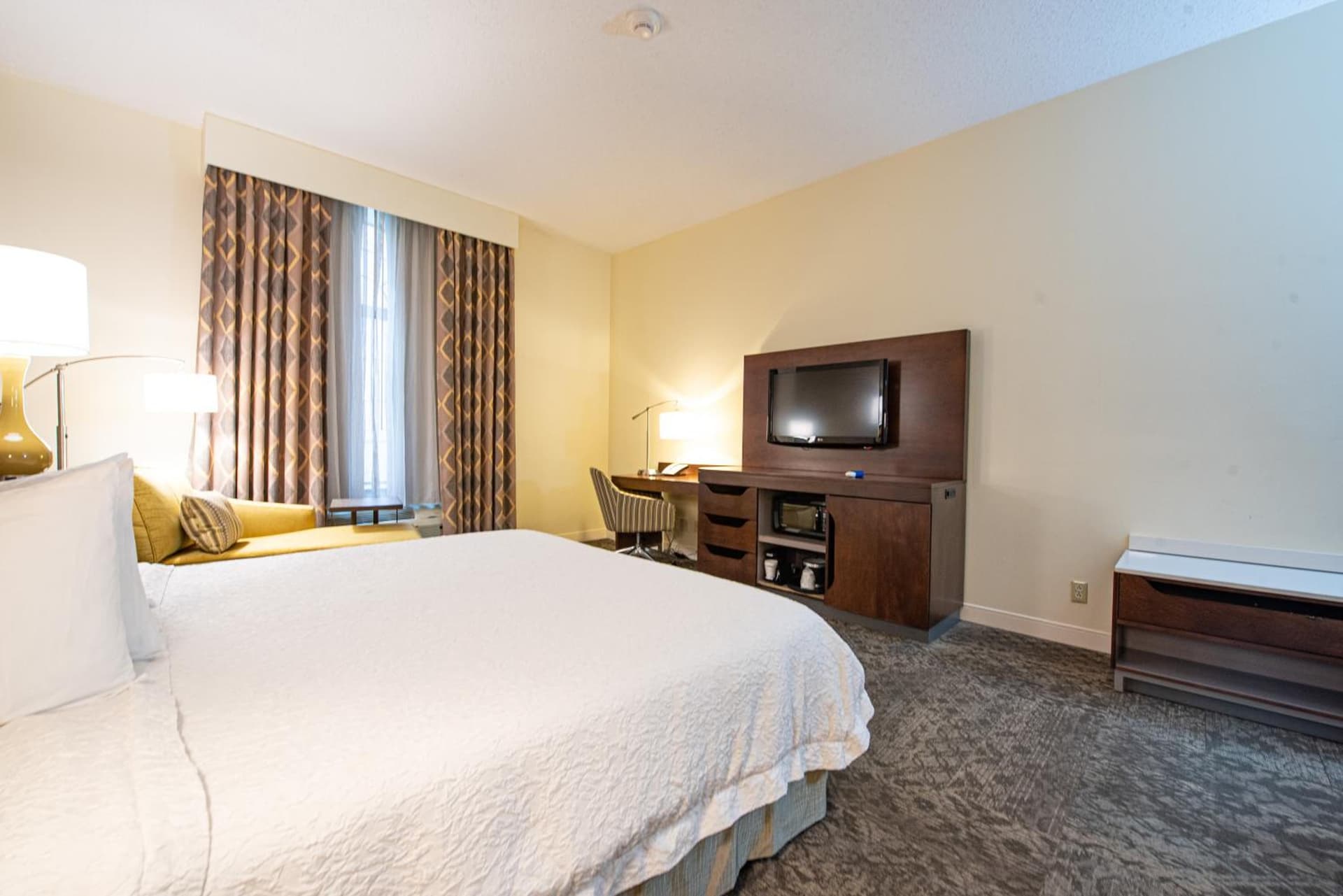 Hampton Inn & Suites By Hilton - Rockville Centre interior in Rockville Centre, NY — gallery photo 2