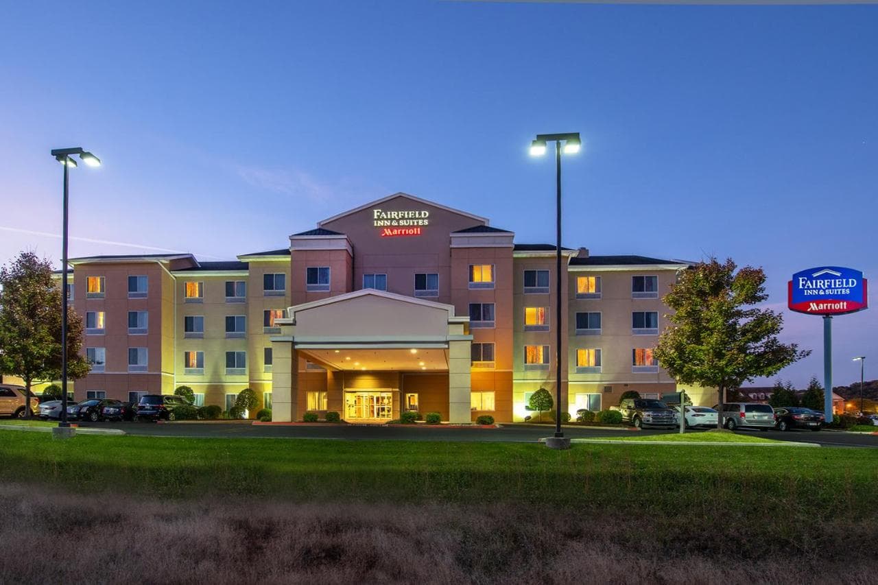 Fairfield Inn and Suites by Marriott Harrisonburg interior in Harrisonburg, VA — gallery photo 2